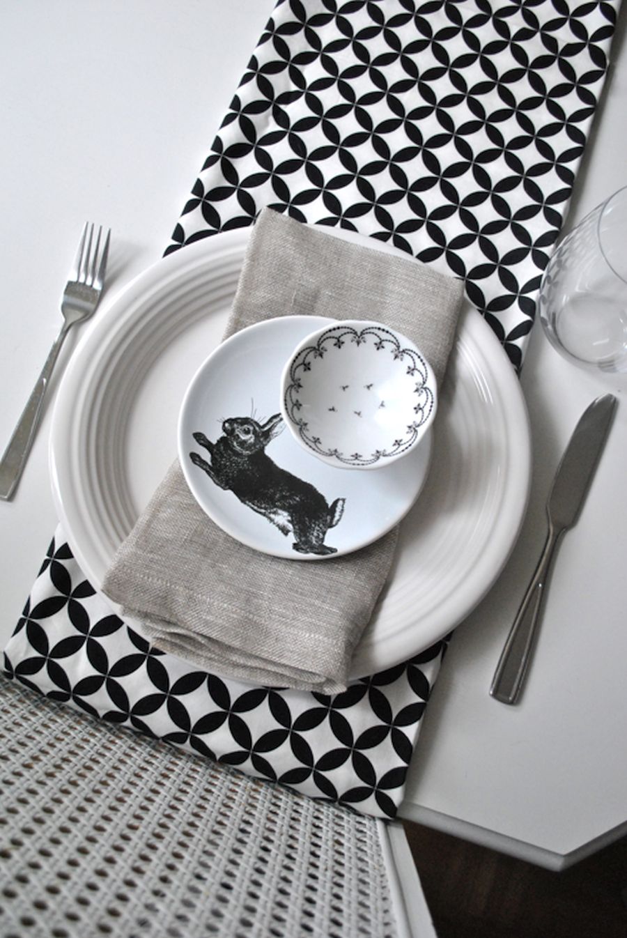 Dekoracja stołu wielkanocnego w bieli, czerni i beżu.