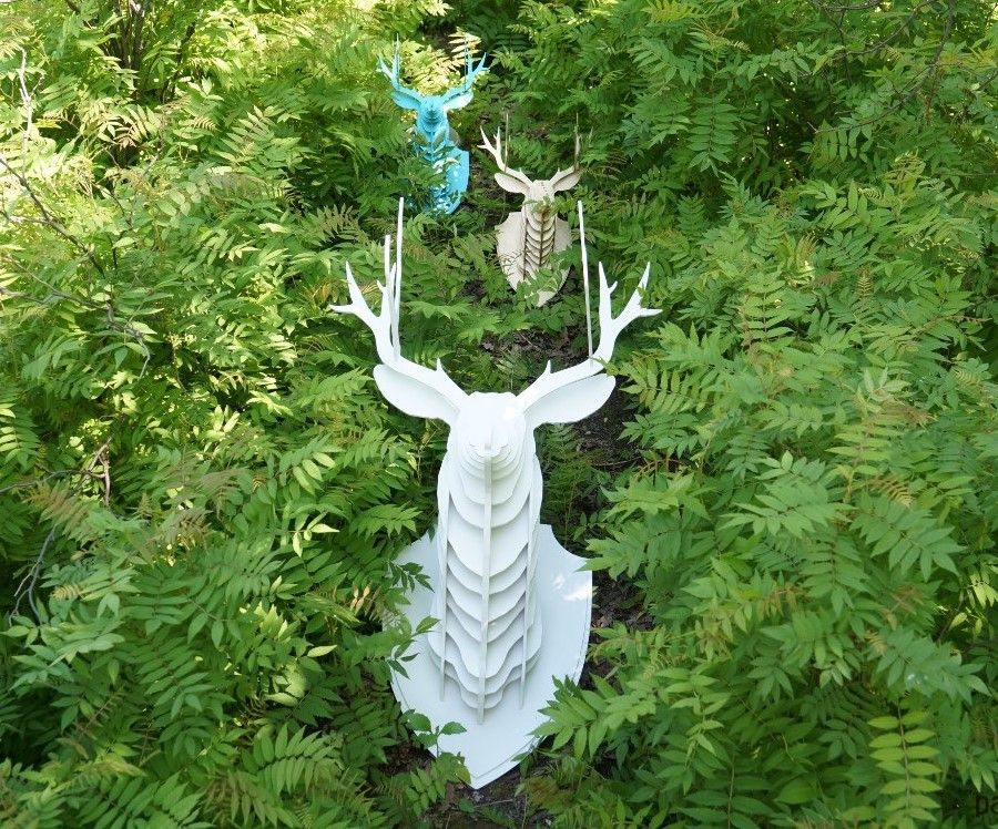 Leśne dekoracje to np. poroże trofeum wykonane ze sklejki.