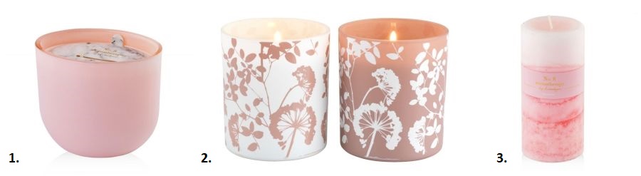 Różowe dekoracje: świece woskowe, świeczki w szkle, świece zapachowe.